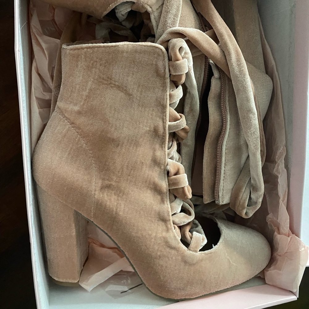 Women’s heeled bootie with lace-up (SIZE 8)